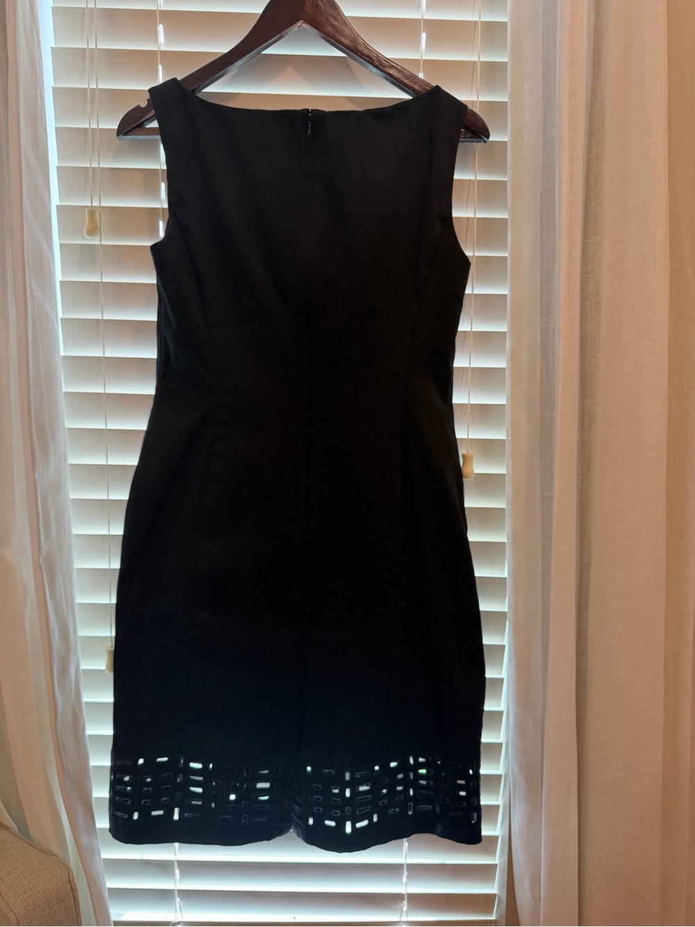 Jones New York Black Sleeveless Midi Sheath Dress with Laser-Cut Hem